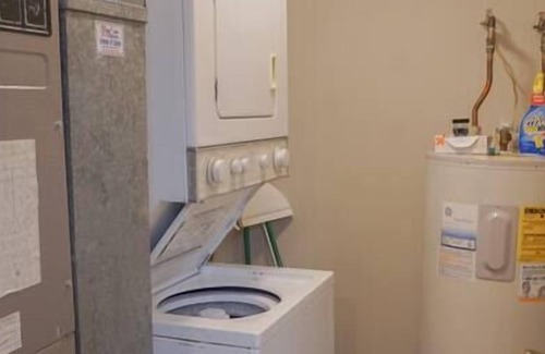 Ashley Oaks Apartment | Knoxville Home Close To It All!!