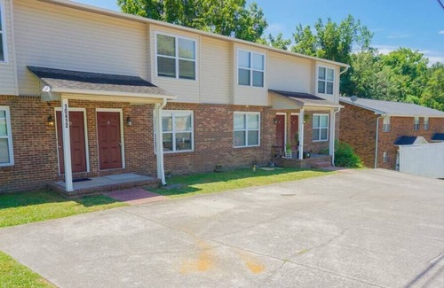 Ashley Oaks Apartment | Knoxville Home Close To It All!!
