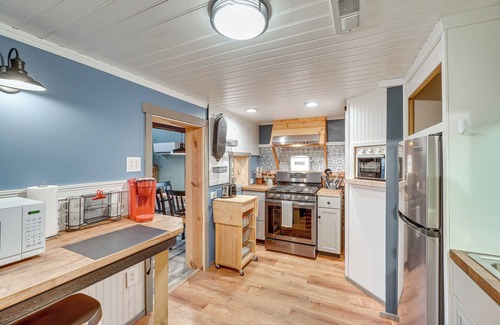 Bakerton House | Knoxville Home: On-Site Hiking & Outdoor Kitchen!
