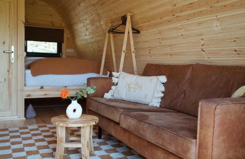 Jubbega Ski Chalet | Knusse Glamping Pod met privé sauna & uitzicht