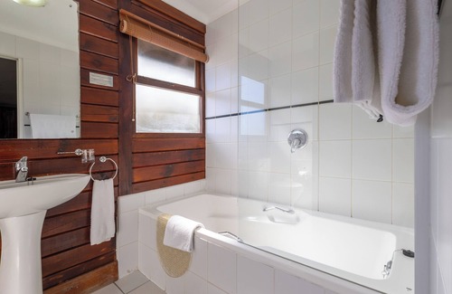 Knysna Central Hotel | Knysna Log-Inn Hotel