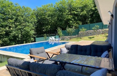 Basiskele Villa | Kocaeli'nde Körfez Manzaralı Doğayla Başbaşa Tatil