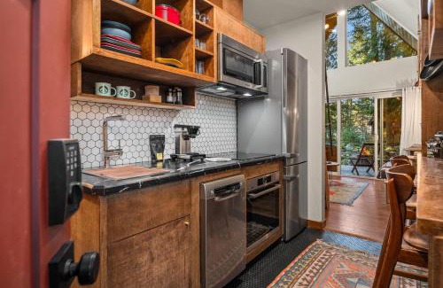 Packwood Apartment | Kodiak Cabin | Hot tub, EV, AC