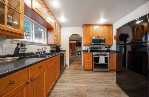Maple Valley Cabin | Koi Story Cabin - Lakefront, near Bike Trail