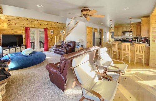 Mammoth Creek Cabin | Koka`s Panda House, Cozy cabin, wood fireplace, great view of Elk Ridge Valley