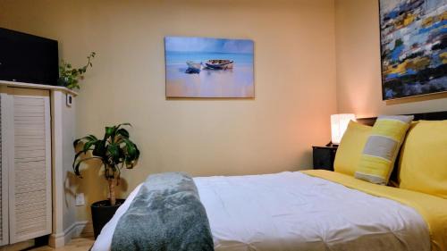 Downtown Gatineau Bed & Breakfast | Kokomo INN Bed and Breakfast Ottawa-Gatineau's Only Tropical Riverfront B&B on the National Capital Cycling Pathway Route Verte #1 - for Adults Only - Chambre d'hôtes tropical aux berges des Outaouais BnB #17542O