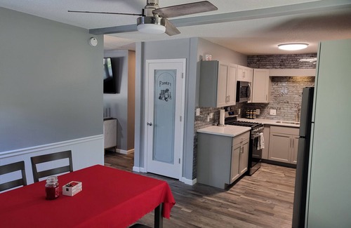 Kokomo House | Kokomo's Mini Manor, great cozy place to stay!
