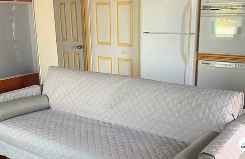Hollywood Lakes Condo | Komffy Waterfront Studio w/King Bed and Free Parking