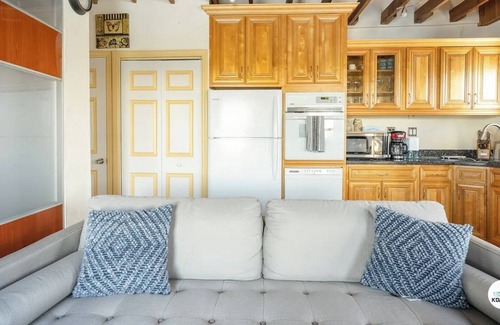 Hollywood Lakes Condo | Komffy Waterfront Studio w/King Bed and Free Parking