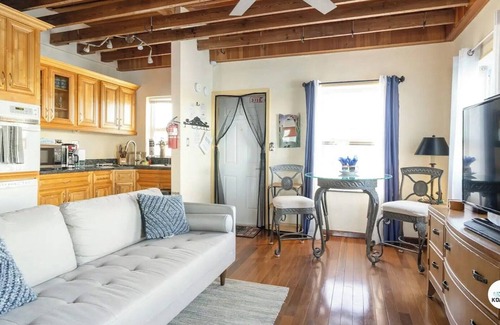 Hollywood Lakes Condo | Komffy Waterfront Studio w/King Bed and Free Parking