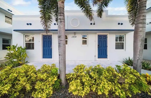 Hollywood Lakes Apartment | Komffy Waterside studio w/King bed