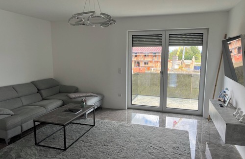 Wallersdorf Apartment | Komfortabe Moderne großräumige 3-Zimmer Wohnung (90m2) in Wallersdorf.