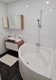 Schloß Neuhaus Apartment | Komfortable 2-Zimmer-Ferienwohnung mit separatem Eingang und Highspeed WLAN