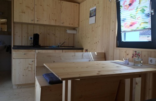 Aue Apartment | Komfortabler und geräumiger Schäferwagen mit Strom- und Heitznetzanschluss sowie einer Miniküche