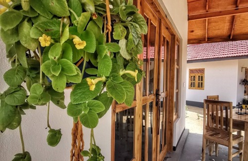 Pottuvil Cabin | Komfortables Doppelzimmer mit Pool, Wifi und Kühlschrank mit Strandzugang