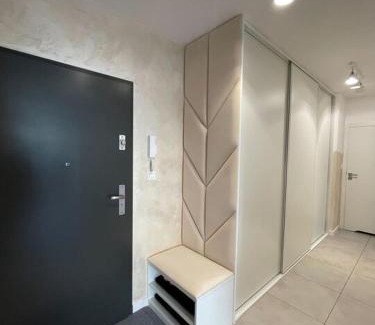 Osowa House | Komfortowy pokój w mieszkaniu prywatnym - 10min od lotniska!