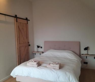 Hoogboeregem Apartment | Komo Hill Stays - guestroom Komo Cosy