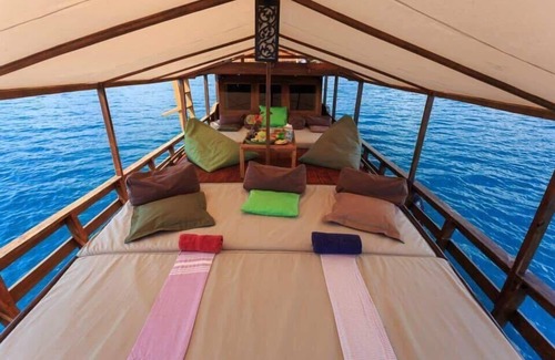 Labuan Bajo Boat Rental | Komodo Cruise Boat