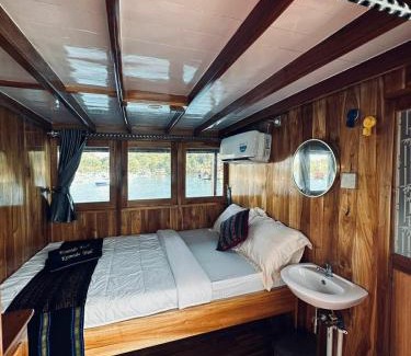 Labuan Bajo Boat Rental | Komodo Island Tour 3 Days with Best Komodo Tour
