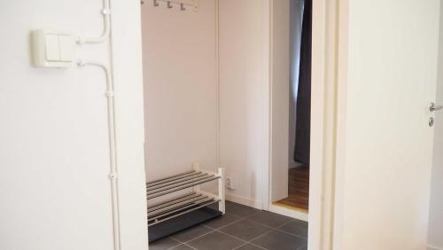 Koping Apartment | Komplett lägenhet med sjöutsikt