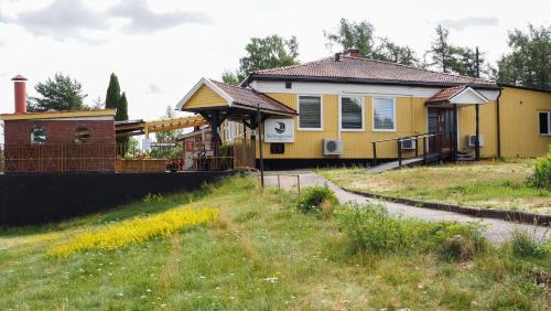 Koping Apartment | Komplett lägenhet med sjöutsikt