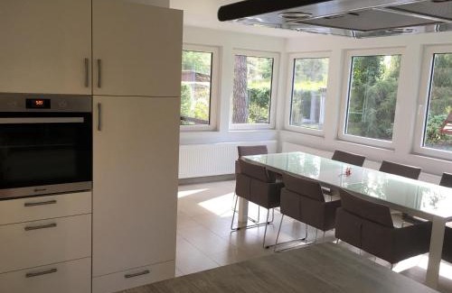 Gross Glienicke House | KOMPLETTES FERIENHAUS POTSDAM BERLIN GÄSTEHAUS IN SEENÄHE 95qm2 MONTEURZIMMER