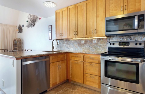 Historic Kailua Village Condo | Kona Alii Penthouse with Village and Ocean Views