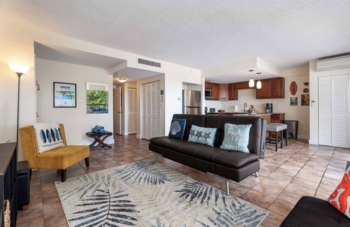 Historic Kailua Village Condo | Kona Plaza 201: Cozy Condo w/AC, Shared Pool & Ocean Views