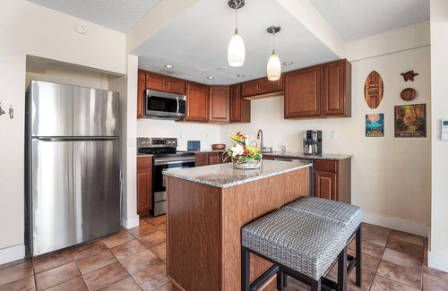 Historic Kailua Village Condo | Kona Plaza 201: Cozy Condo w/AC, Shared Pool & Ocean Views