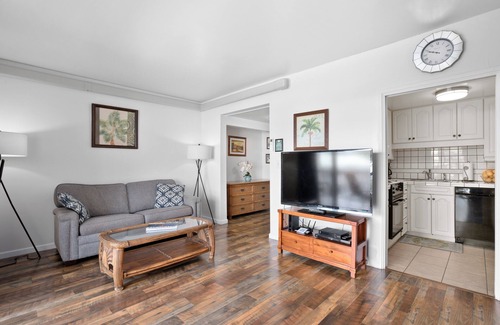 Historic Kailua Village Condo | Kona Plaza#414 Top Floor Unit in Heart Of Kona Town: AC & Elevators!