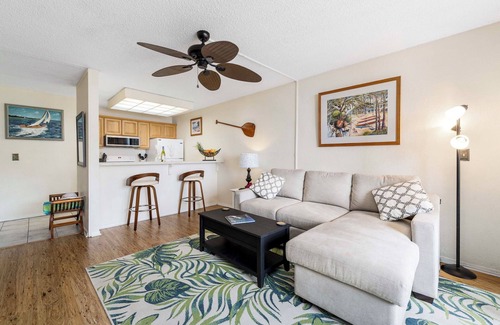 Historic Kailua Village Condo | Kona Reef: B-15: Direct Beachfront, Pool/Hot Tub, Air Conditioning, Elevators