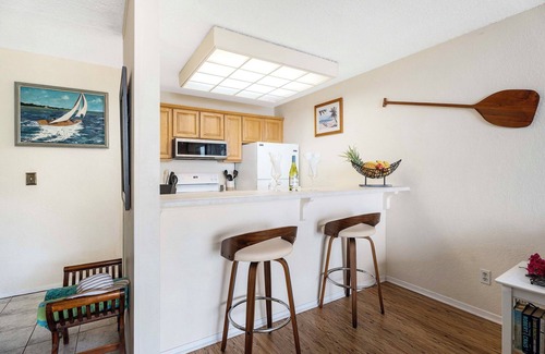 Historic Kailua Village Condo | Kona Reef: B-15: Direct Beachfront, Pool/Hot Tub, Air Conditioning, Elevators