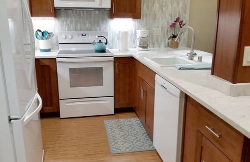 Historic Kailua Village Condo | Kona Reef Beachfront/Top Floor/Air Con/Free WiFi/Walk to Town