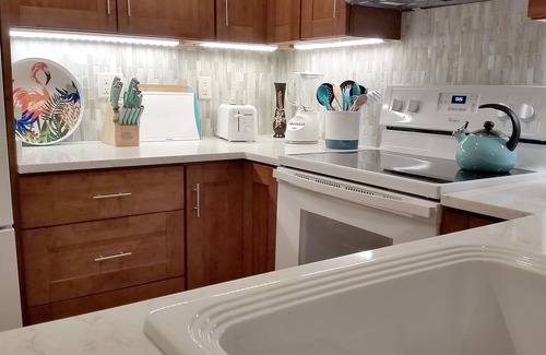 Historic Kailua Village Condo | Kona Reef Beachfront/Top Floor/Air Con/Free WiFi/Walk to Town