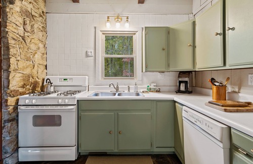 Winchester House | Kona's Cozy Cabin — King Bed, Fireplace, Pet Friendly, Near Hiking and Wineries