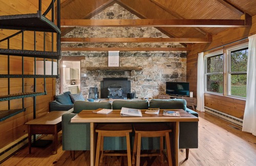 Winchester House | Kona's Cozy Cabin — King Bed, Fireplace, Pet Friendly, Near Hiking and Wineries