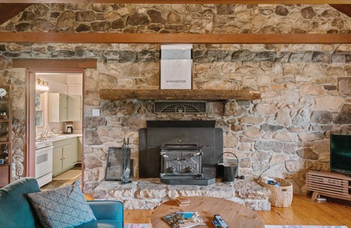 Winchester House | Kona's Cozy Cabin — King Bed, Fireplace, Pet Friendly, Near Hiking and Wineries