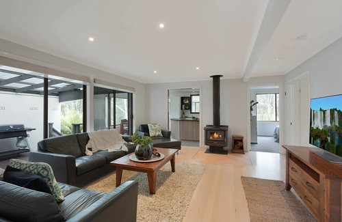 Tura Beach Cabin | Kookaburra Beach House - Pet friendly 3 bedroom