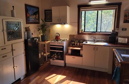 Upper Horseshoe Creek Cabin | Kookaburra Cottage at Uralba Eco Cottages
