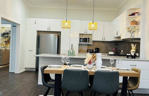 Dubbo House | Kookaburra Door - Luxury Boutique Retreat in Dubbo
