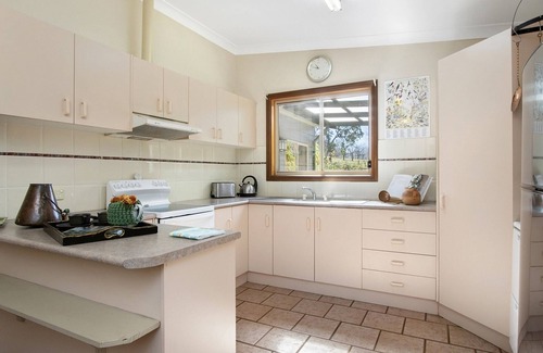 Mount Irvine House | KOOKOOTONGA - fabulous getaway. SPECIALS ON NOW !