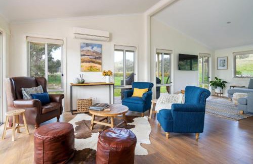 Sheans Creek House | Koolbury Cottage. Farmstay Valley Retreat