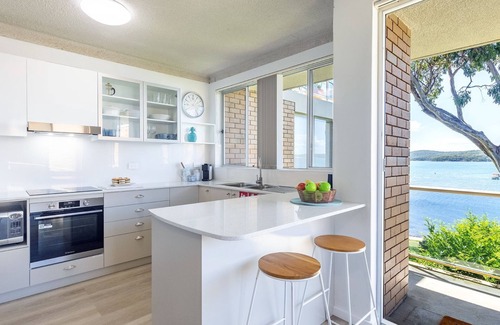 Soldiers Point Apartment | Kooringal 6, 105 Soldiers Point Rd - waterfront unit