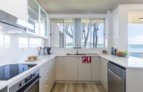 Soldiers Point Apartment | Kooringal 6, 105 Soldiers Point Rd - waterfront unit