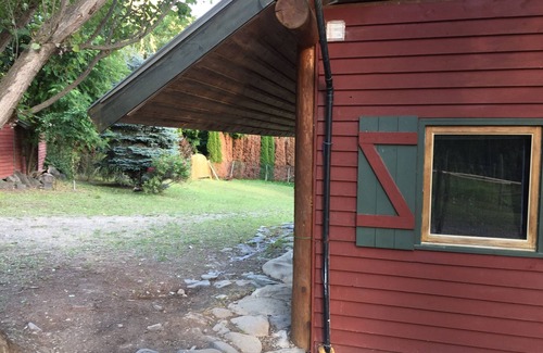 Boswell Cabin | Kootenay Lake Lodge -Cabin for 2 guests- only two minute walk to the water !