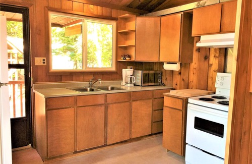 Balfour Cottage | Kootenay Lakehouse COTTAGE—680' Beach,Dock,Firepit—Near Ferry, Golf, Hot Spring!