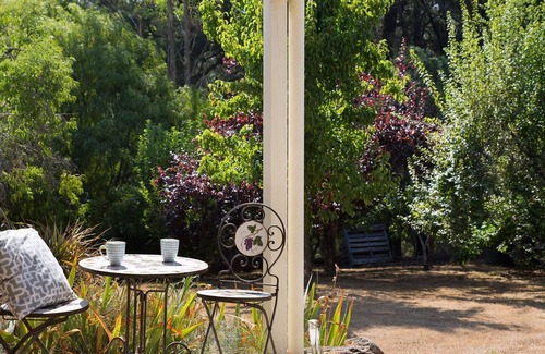Hepburn Apartment | Koovelly Garden Studio- cosy retreat