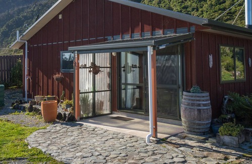 Barrytown Bed & Breakfast | Koru Beach Cabin & B&B Homestay