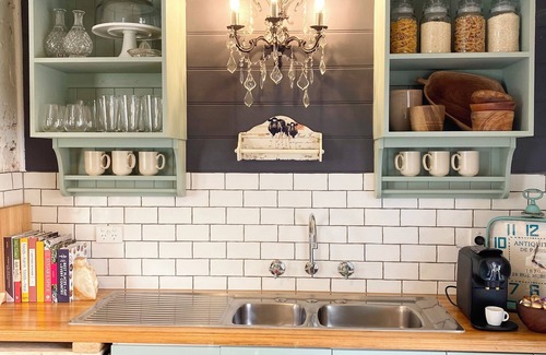 Korumburra Cottage | Korumburra Farmhouse - gateway to Wilson’s Prom and Inverloch. Pet friendly!