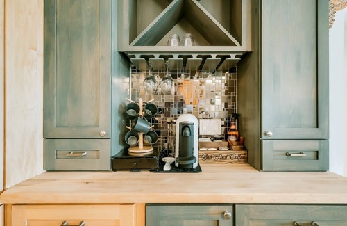 Plymouth House | Koselig Cottage on Medicine Lake w/Chef's Kitchen, Coffee Bar, Arcade & Dock